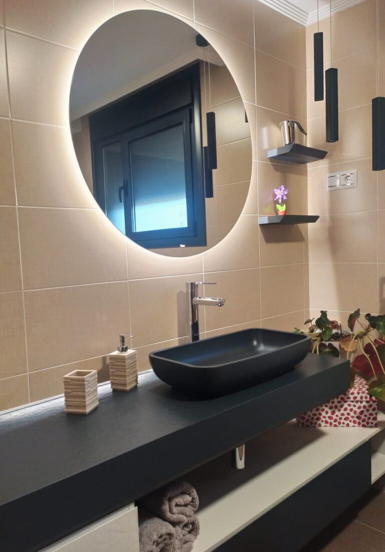 proyecto bano moderno-con-lavabo-negro-y-espejo-redondo
