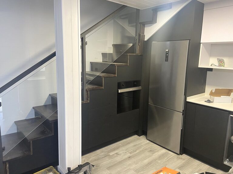 proyecto-cocina-bajo-escalera-con-acabado-en-negro