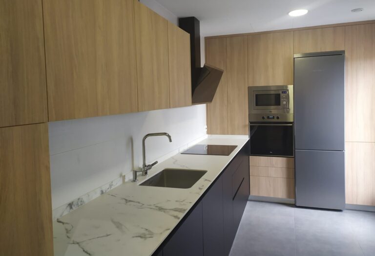 proyecto-cocina-moderna-con-muebles-madera-y-negro